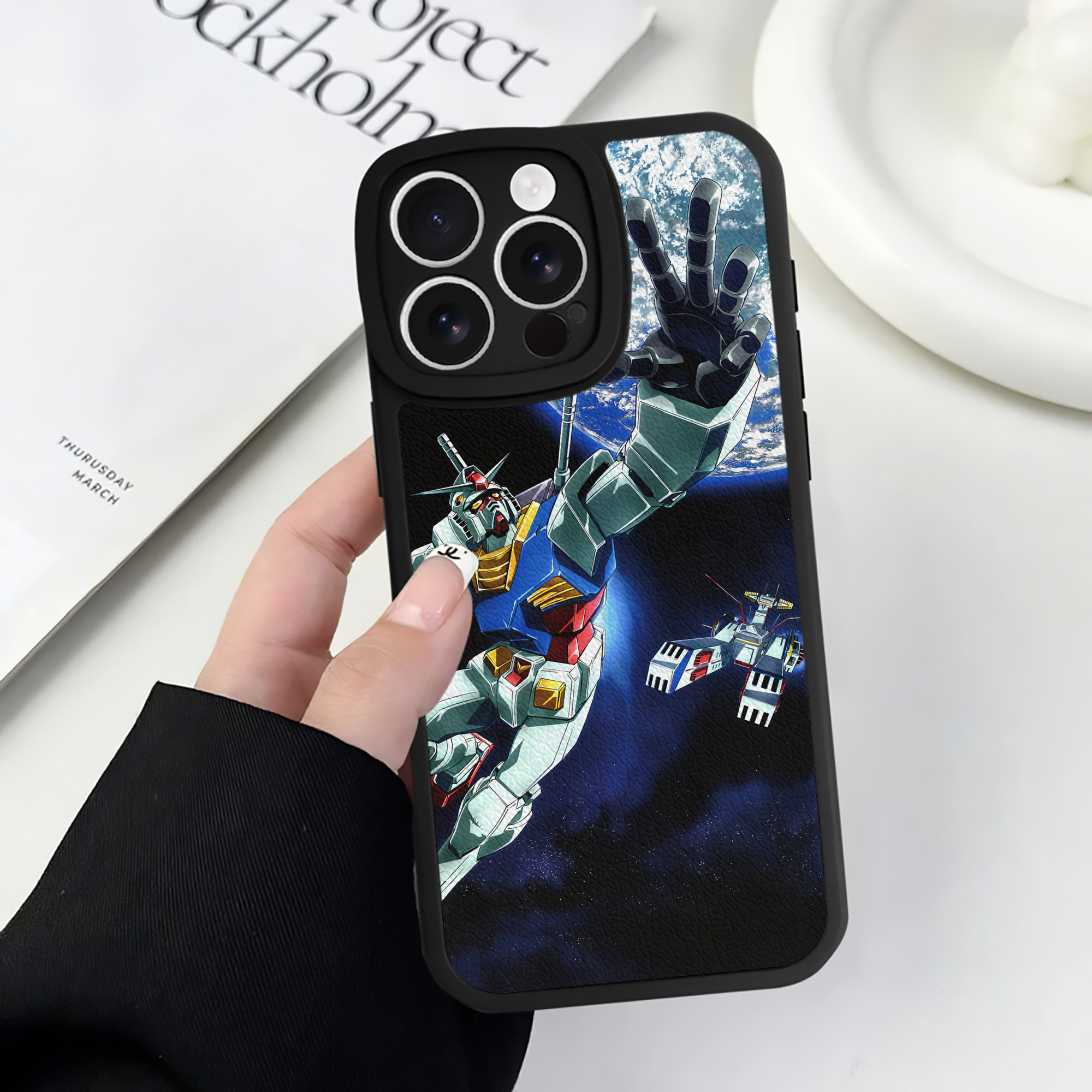 （画像用） 機動戦士ガンダム Mobile Suit Gundam 【iPhone 16シリーズ対応】シリコンスマホケース（レザー調） 材質：シリコン